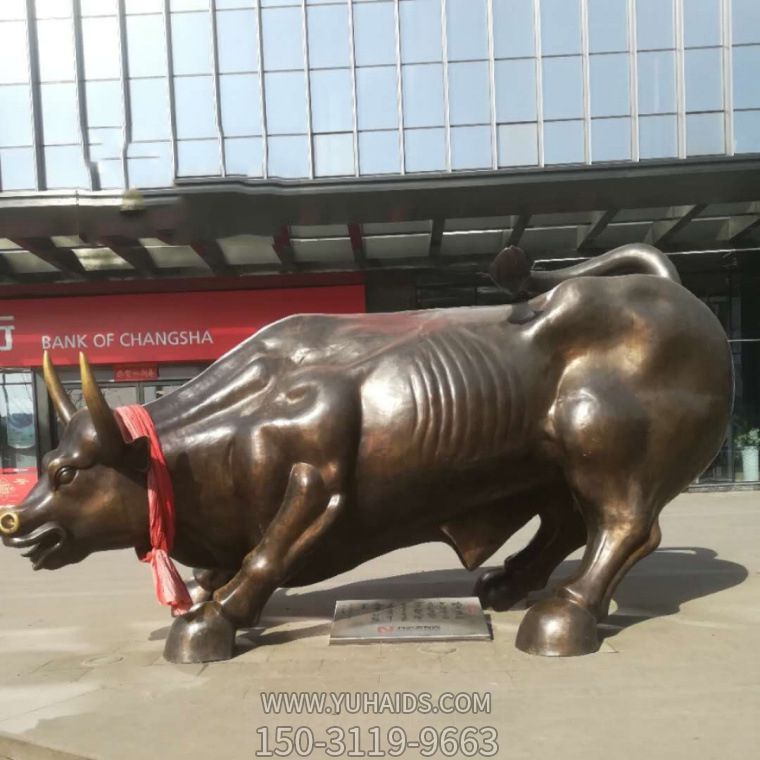 廣場(chǎng)上擺放的一只半蹲的玻璃鋼創(chuàng )意華爾街牛雕塑