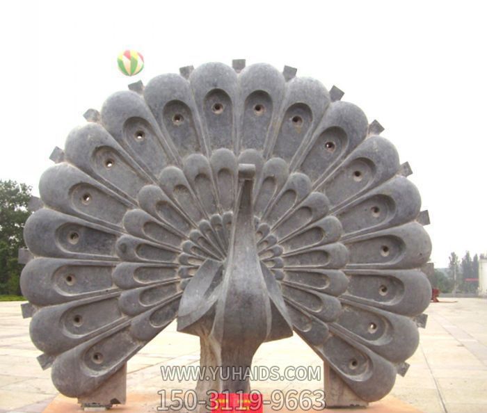 廣場(chǎng)上一只開(kāi)屏的青石石雕創(chuàng )意看那個(gè)卻雕塑