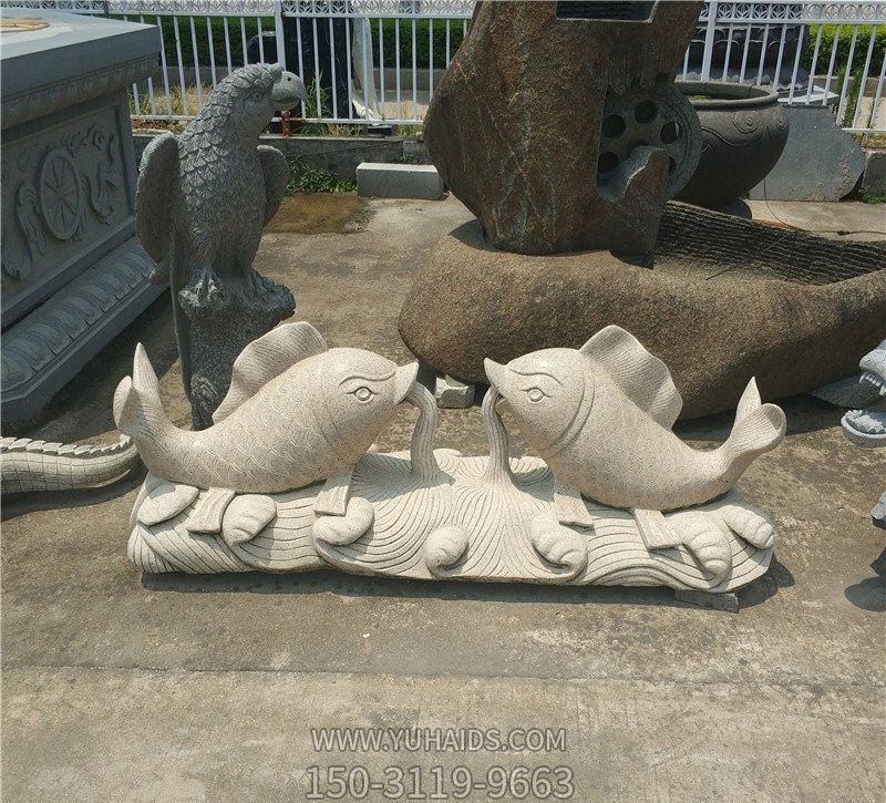街道擺放的兩條相對吐水的砂巖石雕創(chuàng )意鯉魚(yú)雕塑