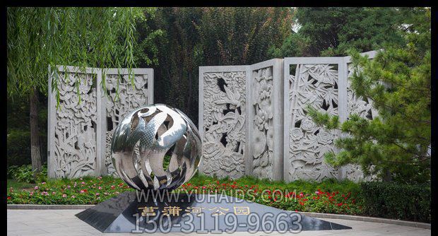 公園創(chuàng )意不銹鋼水中抽象鏤空球雕塑