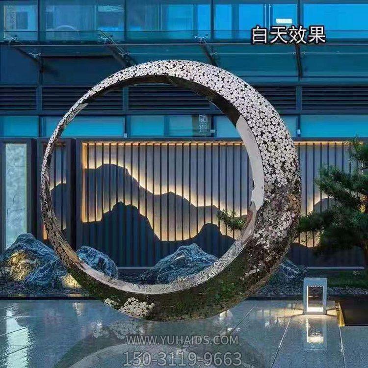 售樓部不銹鋼創(chuàng  )意鏤空圓環(huán)雕塑