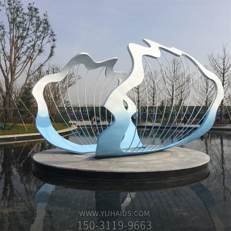 大型不銹鋼鏤空噴漆扇貝水景觀(guān)小品雕塑