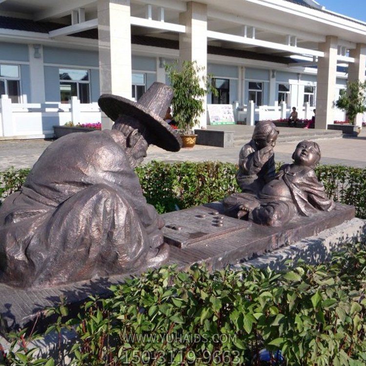 公園校園創(chuàng  )意下象棋的玻璃鋼仿銅人物仿古雕塑