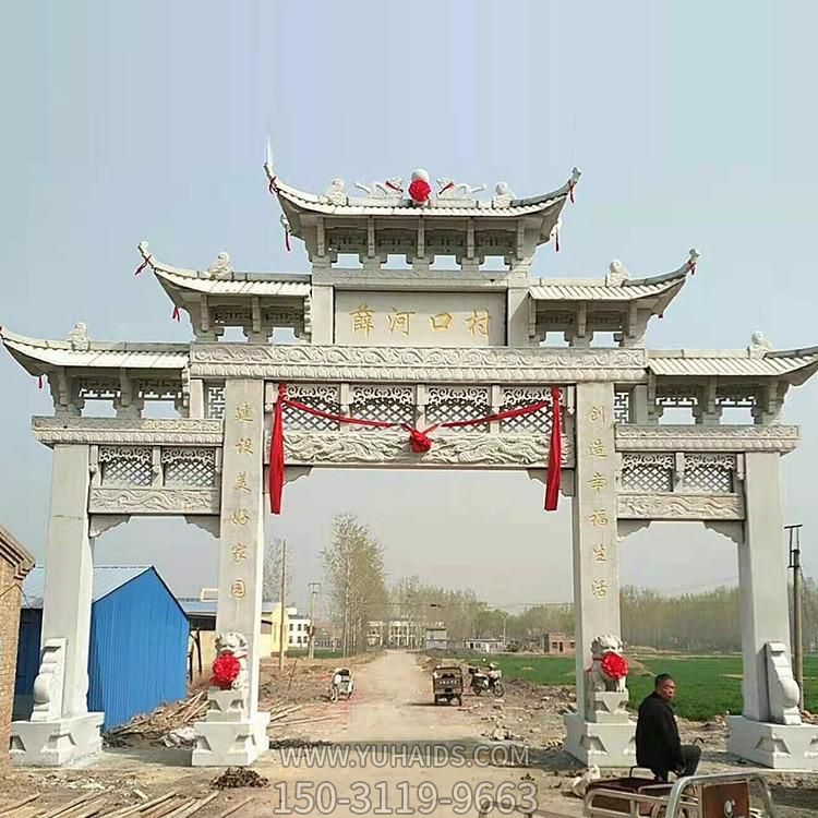 村口擺放大理石雕刻中式三門(mén)石雕牌坊雕塑