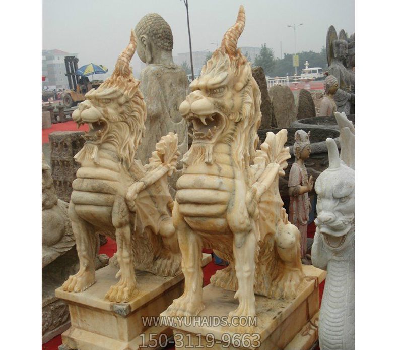 雕塑園里擺放的兩只黃蠟石石雕創(chuàng )意獨角獸雕塑