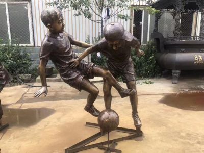 鑄銅踢球小孩子，校園運動(dòng)人物雕塑擺件