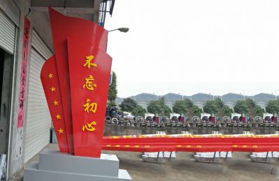 公園擺放的帶五角星的玻璃鋼創(chuàng  )意不忘初心雕塑