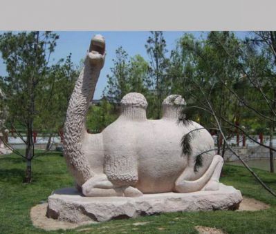 公園里擺放的坐著(zhù)歪著(zhù)頭的漢白玉石雕創(chuàng  )意駱駝雕塑