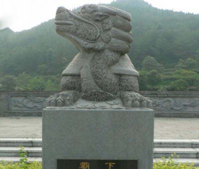 景區擺放的驕傲的砂石石雕創(chuàng  )意龍龜雕塑