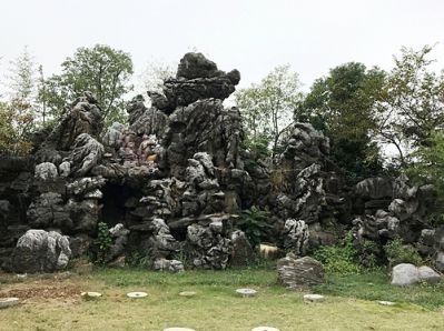 動(dòng)物園猴子景區擺放靈璧石假山雕塑
