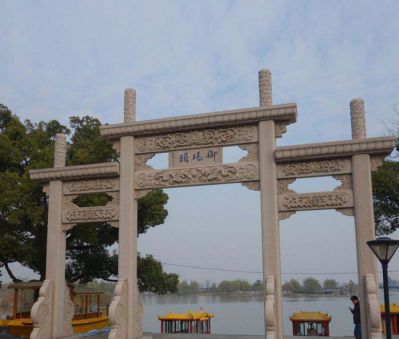 景區湖邊碼頭簡(jiǎn)易三門(mén)牌坊花崗巖石雕