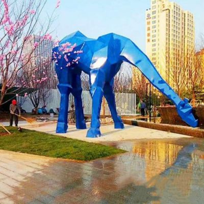 花園廣場(chǎng)擺放大型玻璃鋼噴漆藍色長(cháng)頸鹿