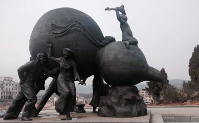 廣場(chǎng)少數民族人物和大葫蘆銅雕