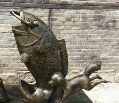 街道擺放的張嘴的不銹鋼創(chuàng  )意鯉魚(yú)雕塑