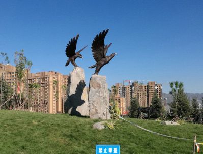 農場(chǎng)兩只飛翔的樹(shù)脂老鷹雕塑