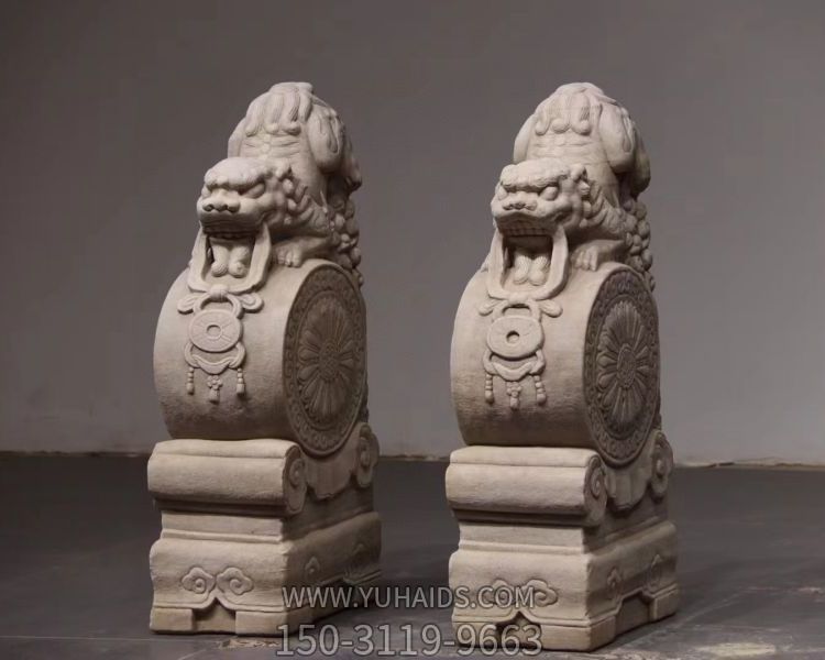 中式庭院門(mén)口擺放鎮宅青石貔貅石墩雕塑