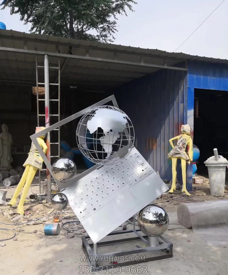 創(chuàng )意不銹鋼電腦上的地球儀雕塑