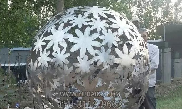野外不銹鋼創(chuàng )意花花造型鏤空球雕塑
