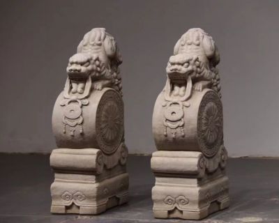 中式庭院門(mén)口擺放鎮宅青石貔貅石墩