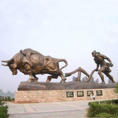 景點(diǎn)廣場(chǎng)擺放大型玻璃鋼仿銅農耕文化犁地牛人物雕塑