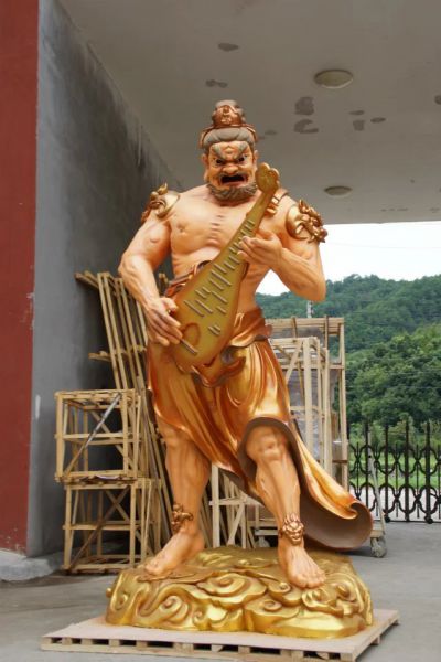 戶(hù)外景區大型仿真人物景觀(guān)玻璃鋼噴金烤漆手拿琵琶的天王雕塑