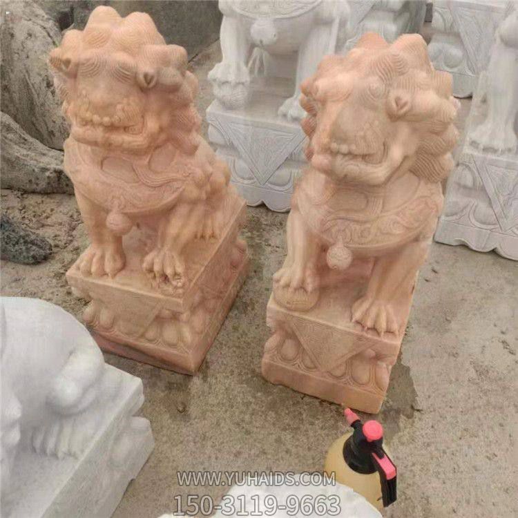 庭院門(mén)口擺放晚霞紅小獅子門(mén)墩雕塑