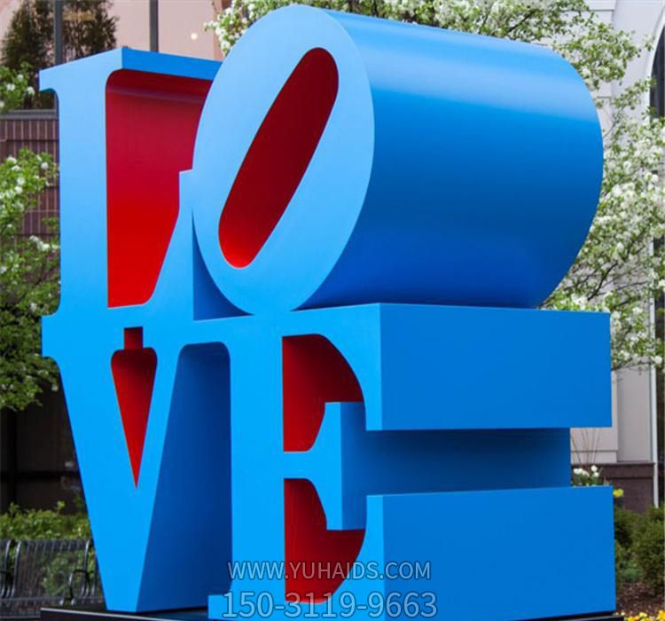 公園里擺放的藍色的不銹鋼創(chuàng )意LOVE雕塑