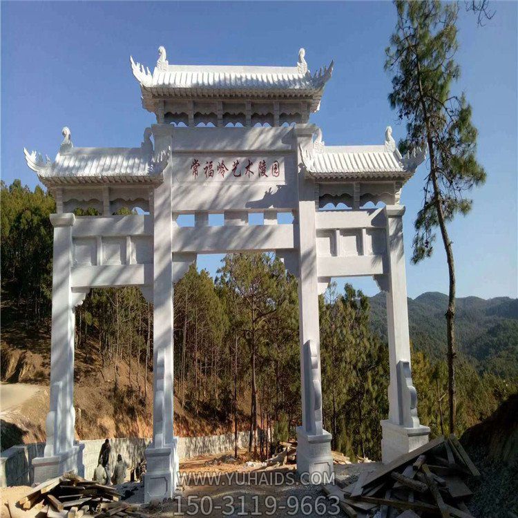 景點(diǎn)入口擺放大型漢白玉仿古建筑雕刻三門(mén)牌坊雕塑