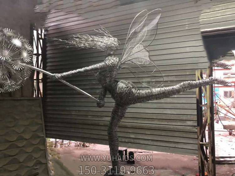 公園綠地擺放不銹鋼網(wǎng)格創(chuàng  )意人物景觀(guān)雕塑