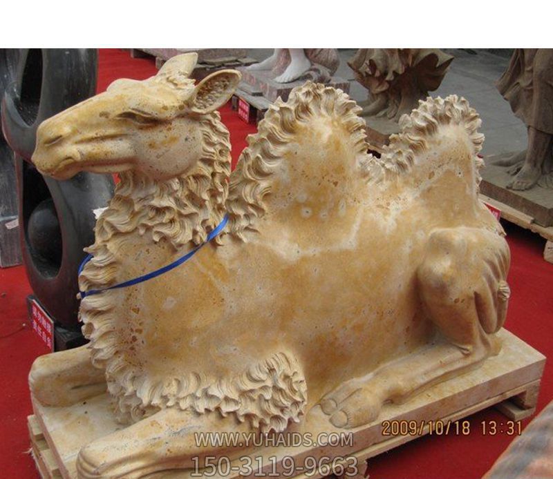 街道邊擺放的黃色的玻璃鋼創(chuàng )意駱駝雕塑