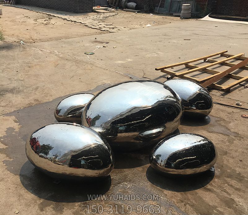 景區創(chuàng )意不銹鋼鏡面五個(gè)鵝卵石雕塑