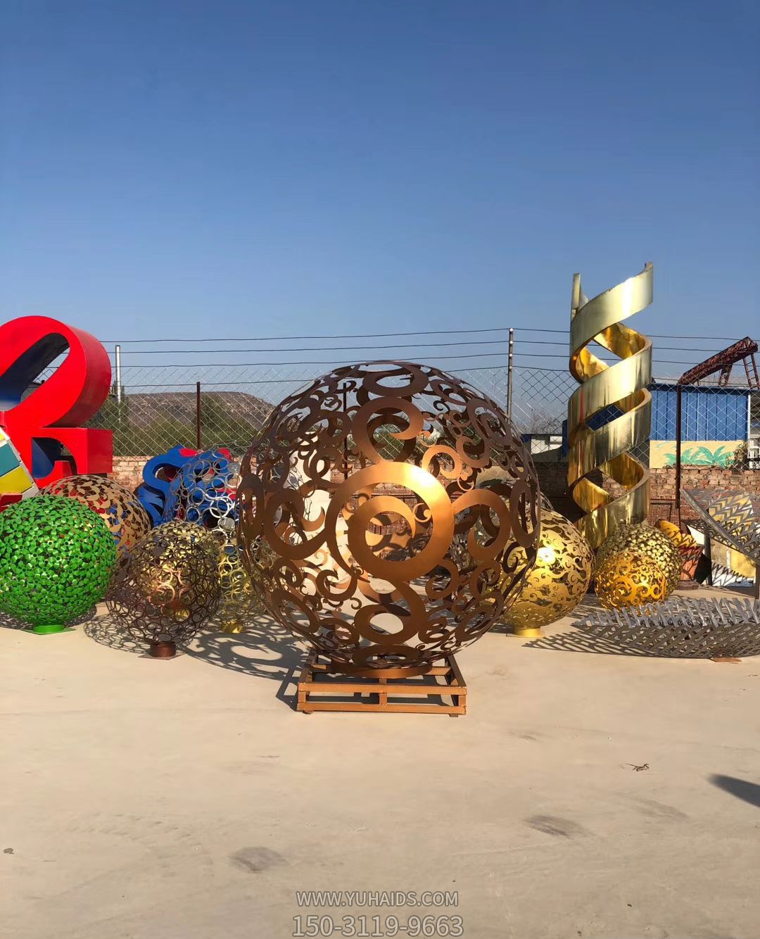 廣場(chǎng)創(chuàng )意抽象噴金鏤空球雕塑