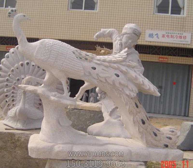 公園里小孩撫摸回頭孔雀漢白玉石雕創(chuàng )意孔雀雕塑