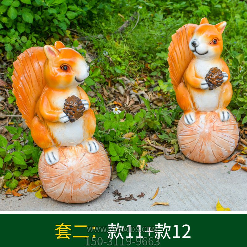 花園兩只抱著(zhù)松子的玻璃鋼松鼠雕塑