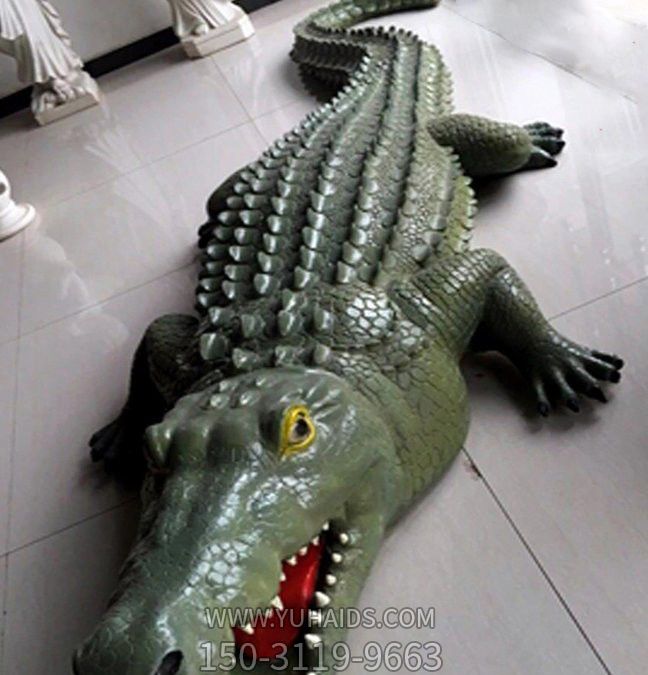 公園湖邊擺放的玻璃鋼創(chuàng )意鱷魚(yú)雕塑