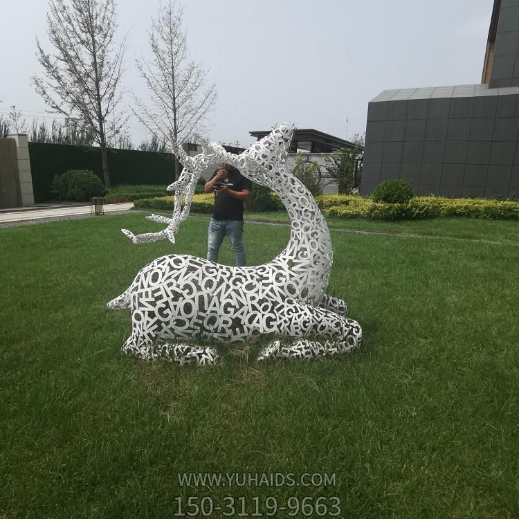大型鐵藝動(dòng)物擺件公園草坪創(chuàng  )意裝飾抽象梅花鹿雕塑