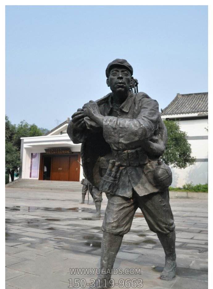 景區創(chuàng )意玻璃鋼扛著(zhù)槍的八路軍雕塑