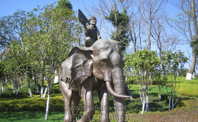 戶(hù)外園林創(chuàng )意景觀(guān)小朋友坐在大象背上的園林景觀(guān)大象雕塑