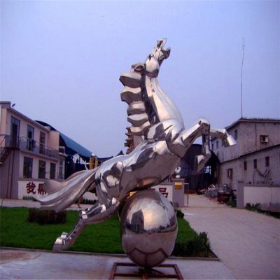 廣場(chǎng)戶(hù)外擺放不銹鋼鏡面腳踏圓球飛馬雕像