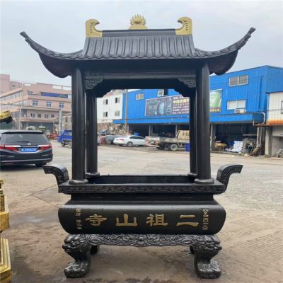 山區寺院門(mén)前擺放小型鑄鐵鍛造燒紙香爐