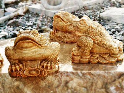 公園里擺放的三只黃蠟石石雕創(chuàng  )意金蟾雕塑