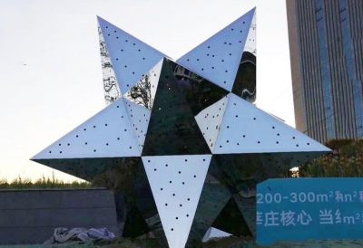 廣場(chǎng)上擺放的立體的不銹鋼創(chuàng  )意五角星雕塑