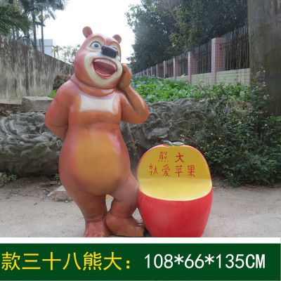 街道邊擺放著(zhù)一只手拄著(zhù)臉的玻璃鋼卡通熊出沒(méi)雕塑