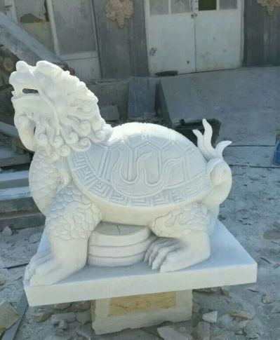 公園里擺放的翹尾巴的漢白玉石雕創(chuàng  )意龍龜雕塑
