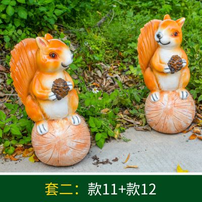 花園兩只抱著(zhù)松子的玻璃鋼松鼠雕塑
