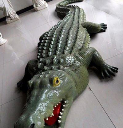 公園湖邊擺放的玻璃鋼創(chuàng  )意鱷魚(yú)雕塑