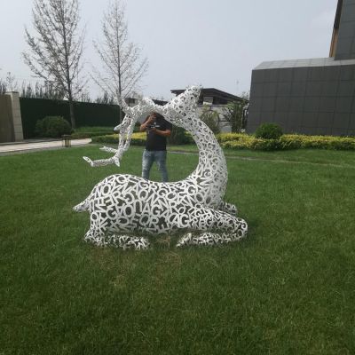 大型鐵藝動(dòng)物擺件公園草坪創(chuàng  )意裝飾抽象梅花鹿