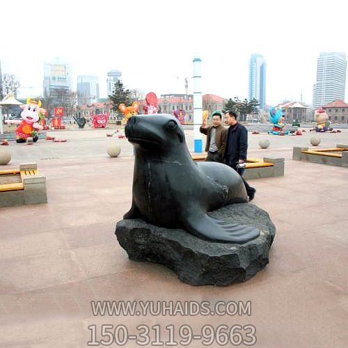 廣場(chǎng)上擺放的趴著(zhù)的青石石雕創(chuàng )意海豹雕塑