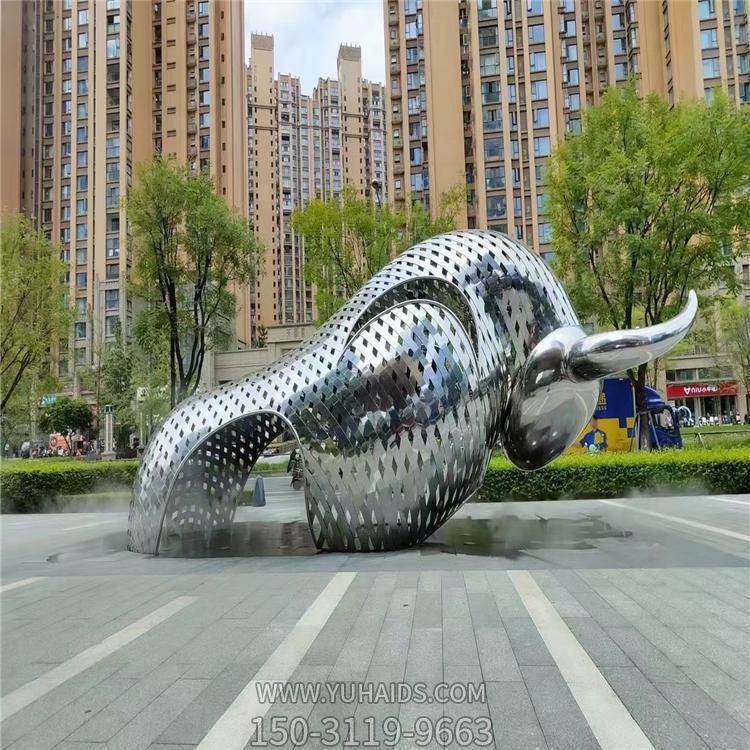 小區廣場(chǎng)擺放不銹鋼大型鏤空抽象牛動(dòng)物雕塑