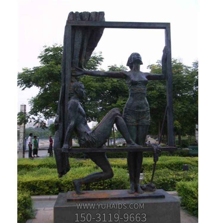 公園擺放鑄銅創(chuàng  )意相框男女人物雕像雕塑